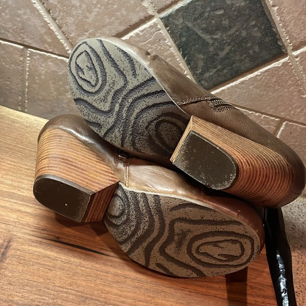 OTBT Rhinelander Leather Zip Up Booties - 7.5 - Picture 10 of 10